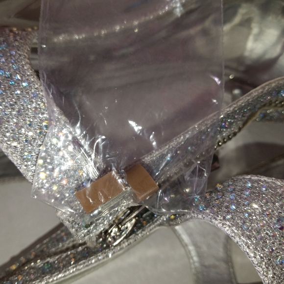 Silver Heels - Picture 7 of 7